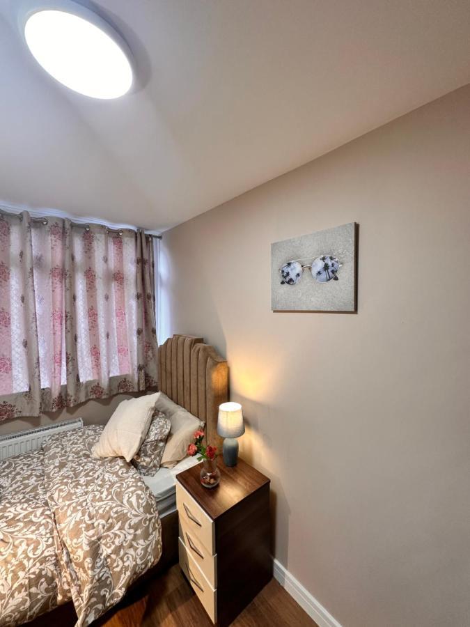 Canary Wharf Single Double And En-Suite Rooms Лондон Екстер'єр фото
